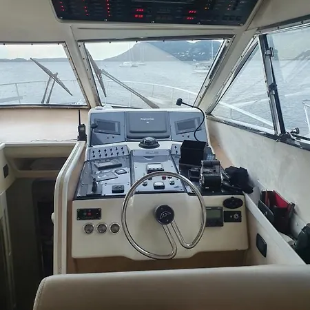 Bateau Hotel na wodzie *